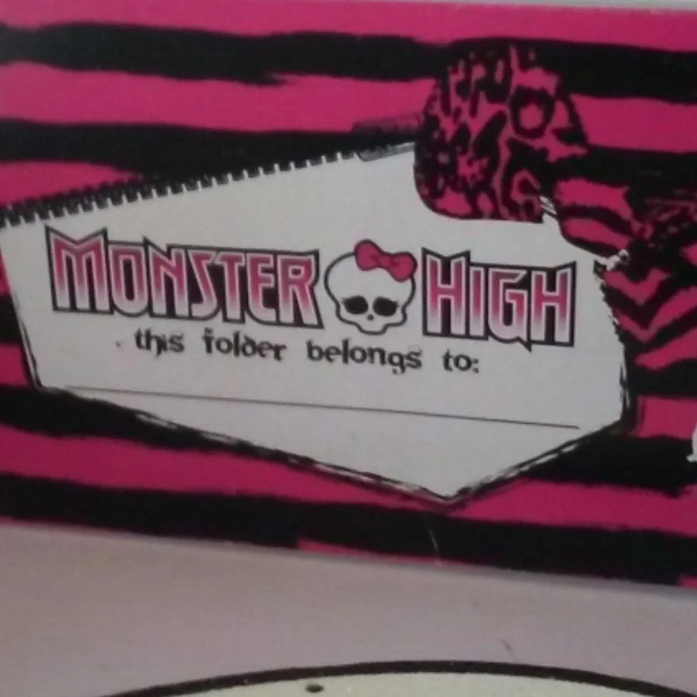 Monster High pocket folder, skull sign, stretch bracelet and pencil sharpener - Picture 6 of 9